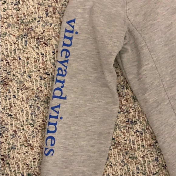 vineyard vines sweatshirt - Picture 3 of 5